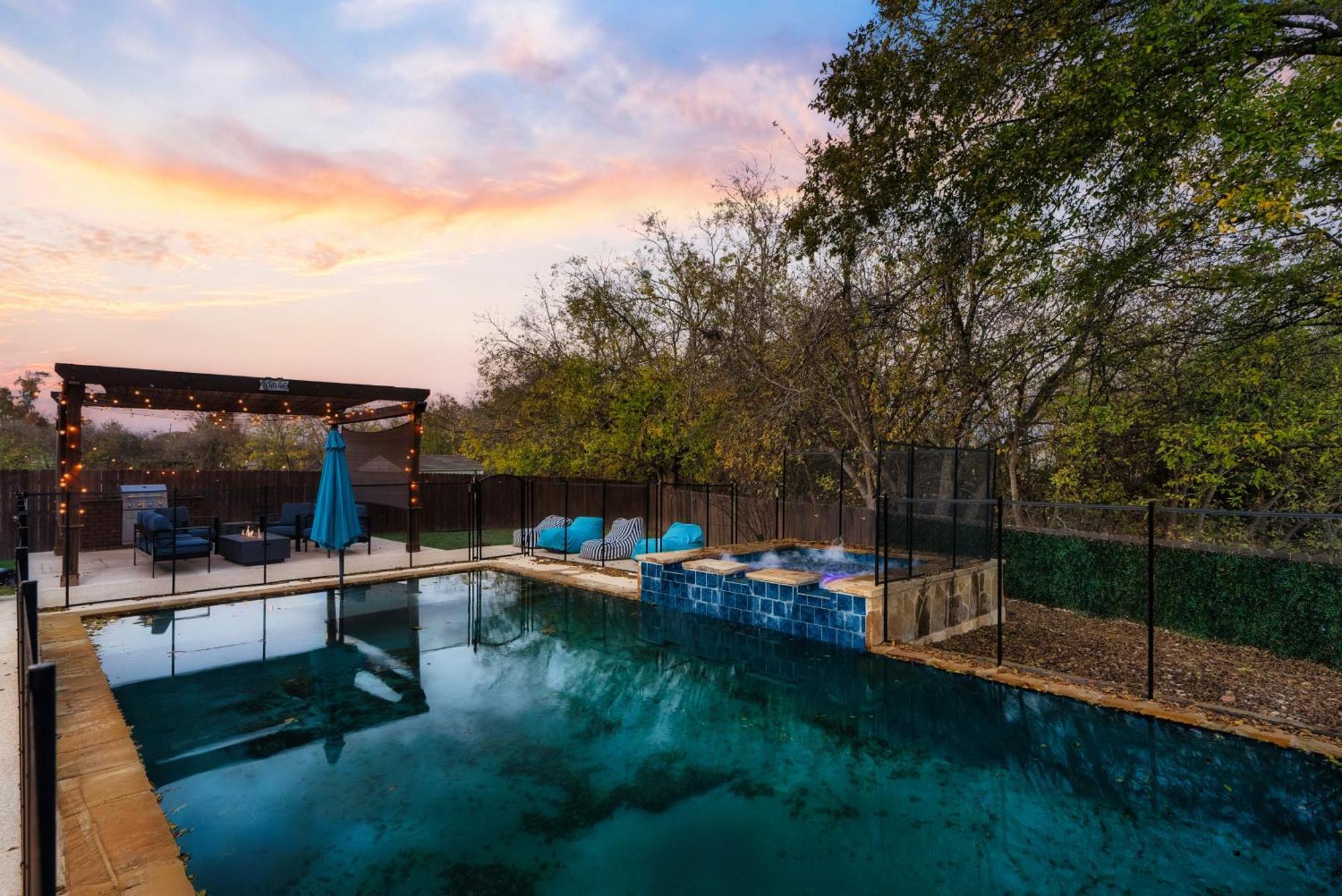 Stunning Family Home With Pool & Hot Tub - Sleeps 17 Pflugerville Εξωτερικό φωτογραφία
